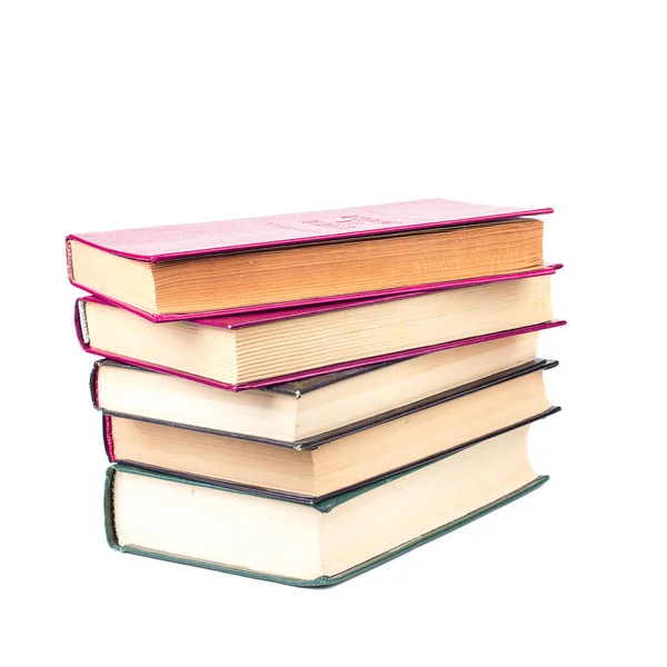 Beyaz arkaplanda izole edilmiş eski kitapların yığını