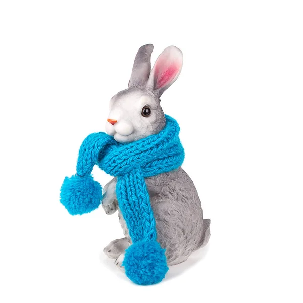 Beyaz arkaplanda mavi eşarplı tavşan