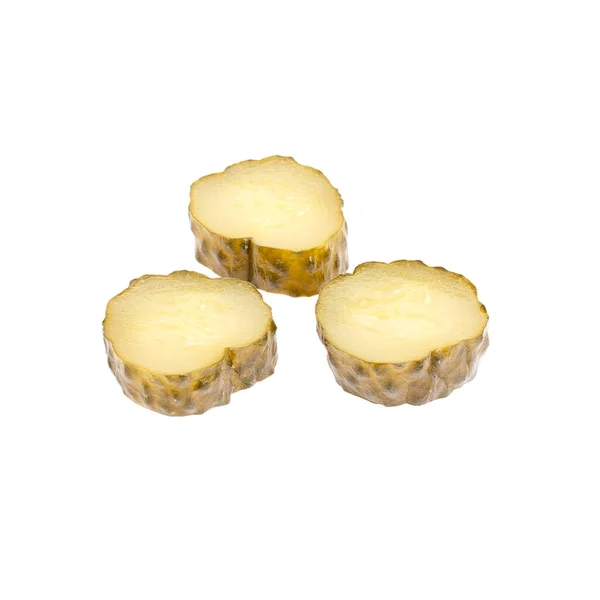 Dilimlenmiş turşular beyaz arkaplanda izole edilmiş