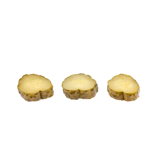 Dilimlenmiş turşular beyaz arkaplanda izole edilmiş