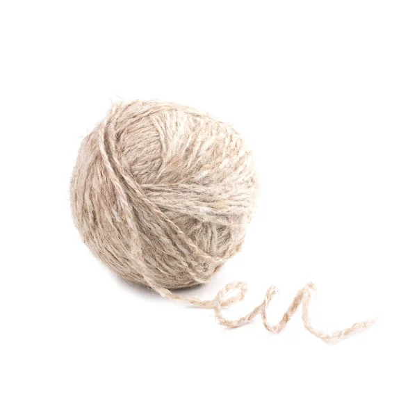 Beyaz arka planda izole edilmiş doğal iplik yumağı.