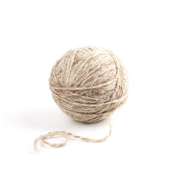 Beyaz arka planda izole edilmiş doğal iplik yumağı.