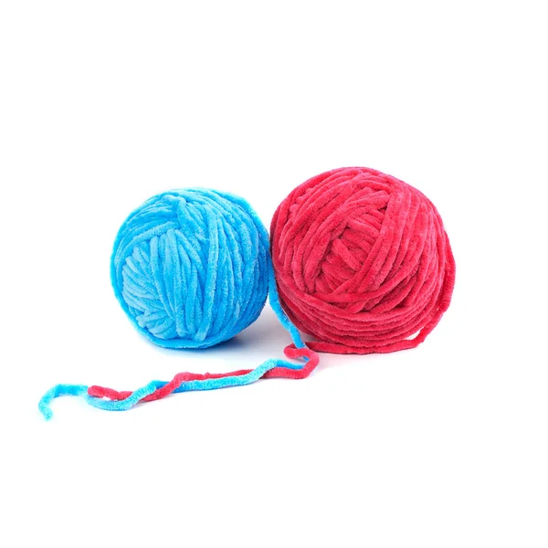 Beyaz arkaplanda izole edilmiş iplik yumağı