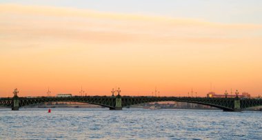 Troitsky Köprüsü. Gün batımı, Neva nehir, sonbahar şehir manzarası.
