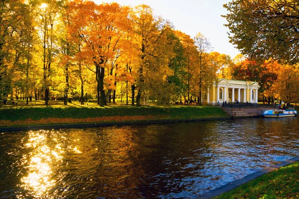 Autumn city landscape on The Moika river embankment . — Stock Photo, Image