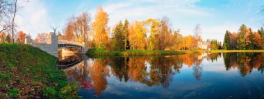 Sonbahar manzara köprüden gölet. Pavlovsk Park. Panorama.