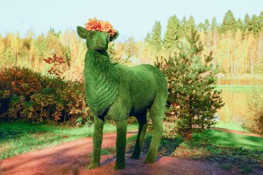 Sarı akçaağaç yaprakları bir çelenk ile geyik heykel .