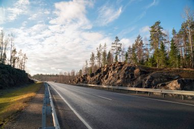 Otoyol A-121 Sortavala Karelya içinde. Rusya. Sonbahar.