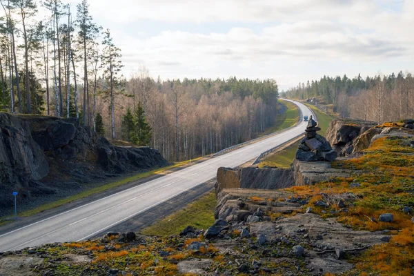 Pirámide en la montaña a lo largo de la carretera A-121 Sortavala en Karelia. Rusia . — Foto de Stock