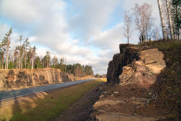 Montañas rocosas a lo largo de la carretera A-121 Sortavala en Karelia. Rusia . — Foto de Stock
