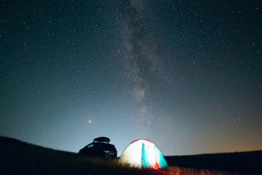 Turist çadır gece arka planda Samanyolu .