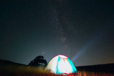 Turist çadır gece arka planda Samanyolu .
