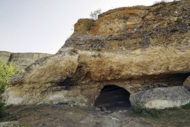 Taraktash dağın eteklerinde, mağara girişi .