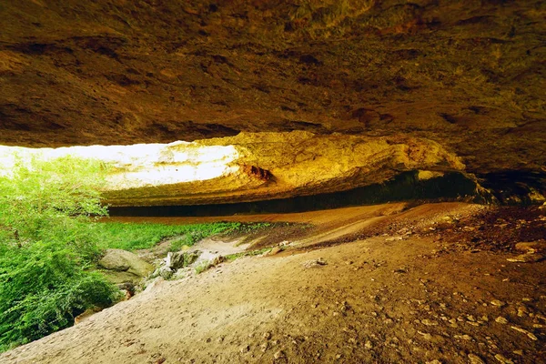Grotte au pied de la crête de Taraktash. Crimée . — Photo
