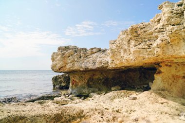 Sahildeki kayalıklarda grotto. Tarhankut. Kırım, Ukrayna