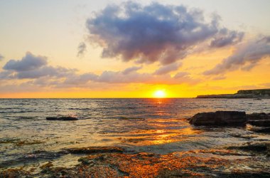 Gün batımında deniz üzerinde güzel bir gökyüzü. Tarkhankut, Kırım. Ukrayna