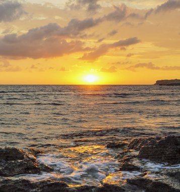 Gün batımında deniz üzerinde güzel bir gökyüzü. Tarkhankut, Kırım. Ukrayna