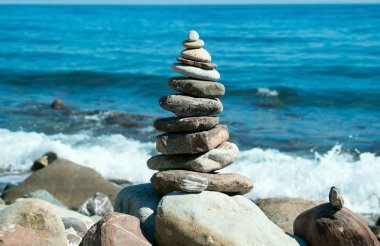 Sahilde parlak güneşli taş piramitleri. Kırım. Ukrayna.