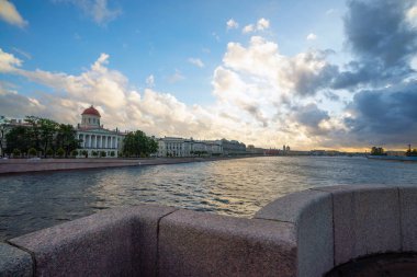 Exchange köprü Makarova sahildeki görüntüleyin. Saint-Petersburg. Rusya.