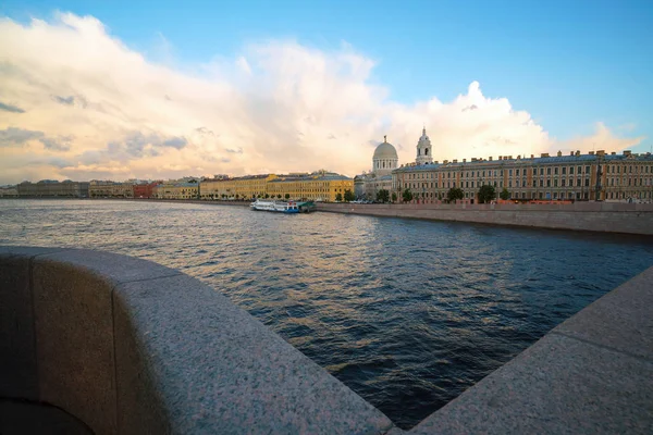 Waterfront Makarova görünümüne Tuchkov Köprüsü'nden. Saint-Petersburg. Rusya.