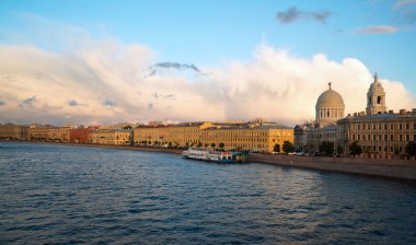 Malaya Neva akşam günbatımında Makarova, sahildeki manzaralı. Saint-Petersburg. Rusya.