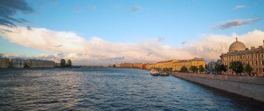 Malaya Neva akşam günbatımında Makarova, sahildeki manzaralı. Saint-Petersburg. Rusya.