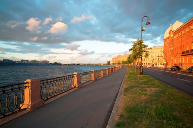 Günbatımı exchange köprü yönünde de akşam Makarova setin. Saint-Petersburg. Rusya.
