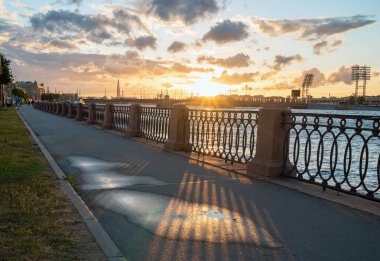Günbatımı Petrovskiy Stadyumu yönünde de akşam Makarova setin. Saint-Petersburg