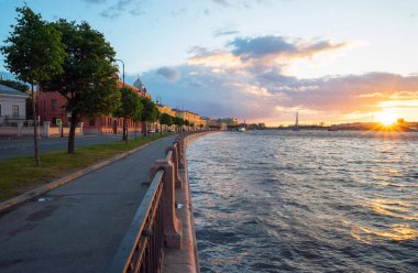 Ufukta parlak güneş batımında akşam Makarova setin. Saint-Petersburg.
