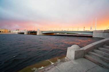 Bir yaz akşamı batımında Tuchkov Köprüsü. Saint-Petersburg.