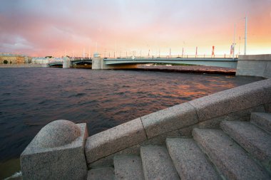 Bir yaz akşamı batımında Tuchkov Köprüsü. Saint-Petersburg.