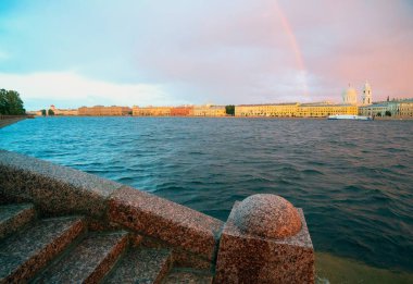 Malaya Neva, günbatımı, ufukta bir gökkuşağı ile de akşam Makarova setin. Saint-Petersburg.