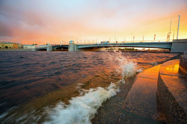 Tuchkov bridge on a summer evening at sunset. Saint-Petersburg. — Stock Photo, Image