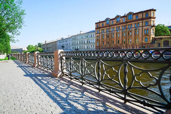 Embankment de la rivière Xoka maison 122, clôture et ombre en été. Saint-Pétersbourg . — Photo