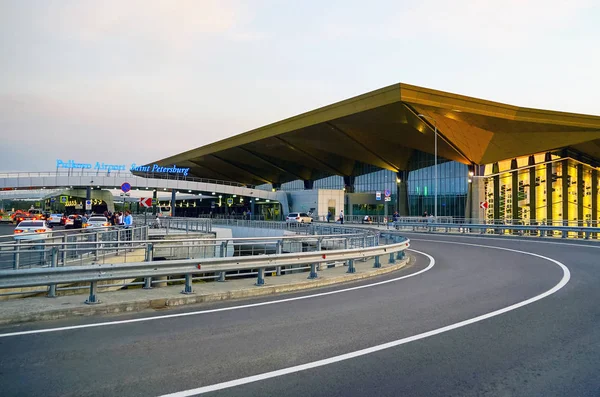 Vue de l'entrée supérieure à envoyer à l'aéroport Pulkovo de Saint-Pétersbourg — Photo