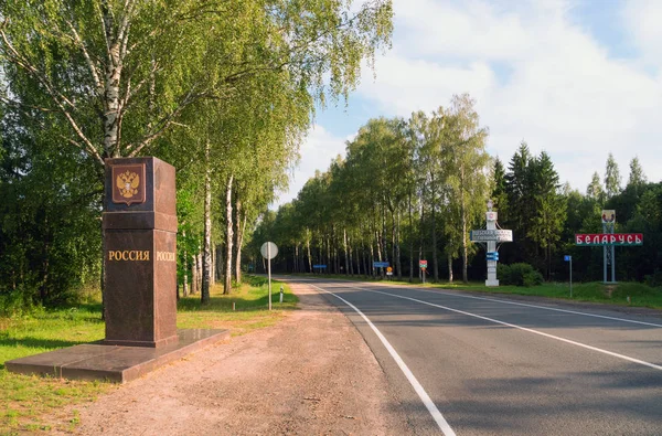 Stele of Russia and Belarus on the border road. — Stock Photo, Image