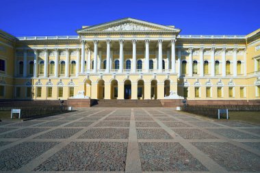 Mikhailovsky Palace için ana giriş. Rus Müzesi. Saint-Petersburg