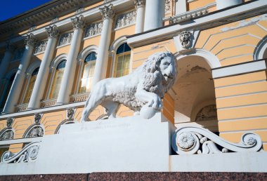 Mikhailovsky Palace için ana giriş. Rus Müzesi. Saint-Petersburg