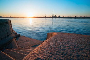 Asıllı Neva granit parapet St. Petersburg Peter ve Paul Kalesi'nin görünümünü iskelede için