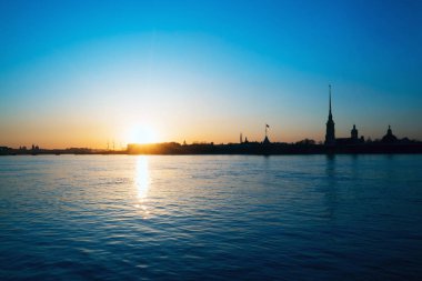 Neva Nehri Peter ve Paul fortress arka plan üzerinde gün batımı. Beyaz gece. Saint-Petersburg