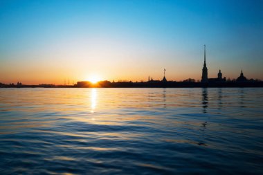 Neva Nehri Peter ve Paul fortress arka plan üzerinde gün batımı. Beyaz gece. Saint-Petersburg