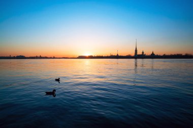 Neva Nehri Peter ve Paul fortress arka plan üzerinde gün batımı. Beyaz gece. Saint-Petersburg