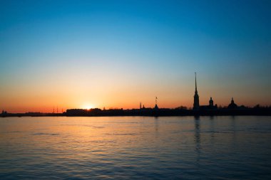 Neva Nehri Peter ve Paul fortress arka plan üzerinde gün batımı. Beyaz gece. Saint-Petersburg