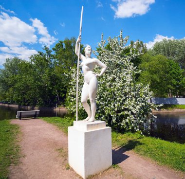 Bir yandan çarklı kızla. Nehrin Krestovka isimsiz adaya heykel. Saint-Petersburg