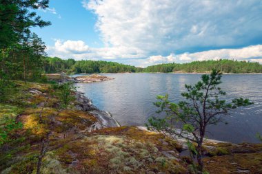 Göldeki adanın kayalık sahilinde. Ladoga Skerries, Karelia.