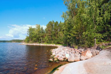 Gölüzerinde Malusare adasının kıyısında taş kayalar . Ladoga Skerries, Karelia.