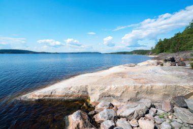 Göl üzerinde Malusare adasının kıyısında taş plato . Ladoga Skerries, Karelia.