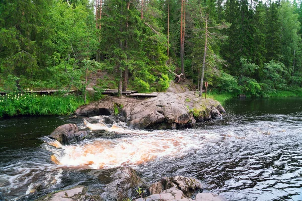 Ruskeala vodopády na řece tokhmayoki. Karélie. — Stock fotografie