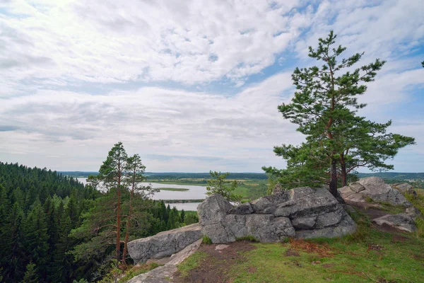 Pinos en un acantilado rocoso. Río Hellenici, Karelia . — Foto de Stock