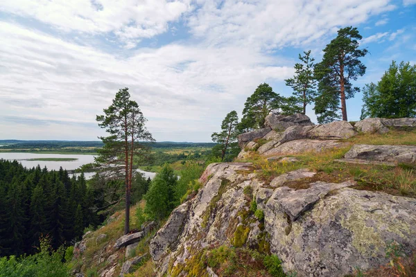 Pinos en un acantilado rocoso. Río Hellenici, Karelia . — Foto de Stock